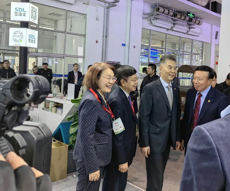 第十四届全国政协常委、人口资源环境委员会副主任来访B体育展台.jpg